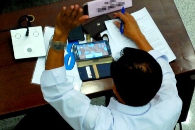 Vì sao đại biểu chơi games trong giờ họp